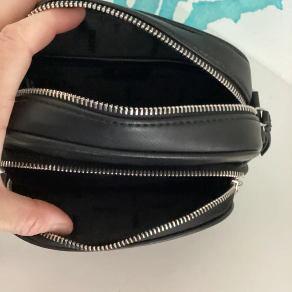 NWT DKNY CROSSBODY BLACK LEATHER MESSANGER BAG